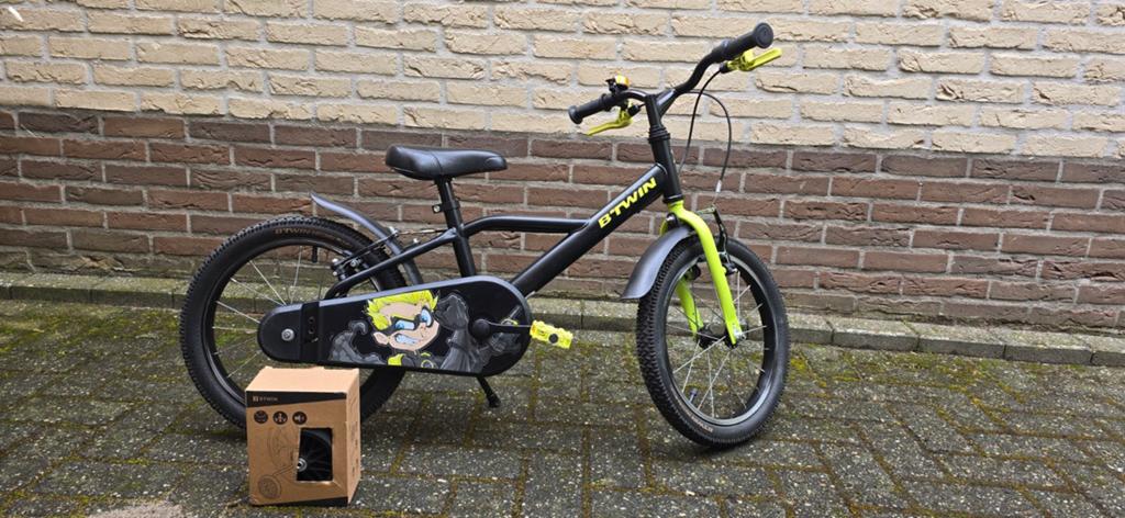B'Twin kinderfiets 16 inch met zijwieltjes, Fietsen en Brommers, Ophalen, Zijwieltjes, Velgrem, B'Twin