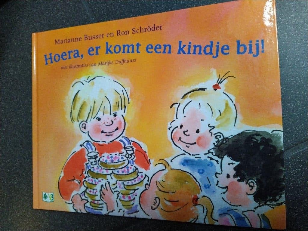 Hoera er komt een kindje bij - Marianne Busser  Ron Schröder, Gelezen, Marianne Busser en Ron Schröder, Ophalen of Verzenden, 2 tot 3 jaar