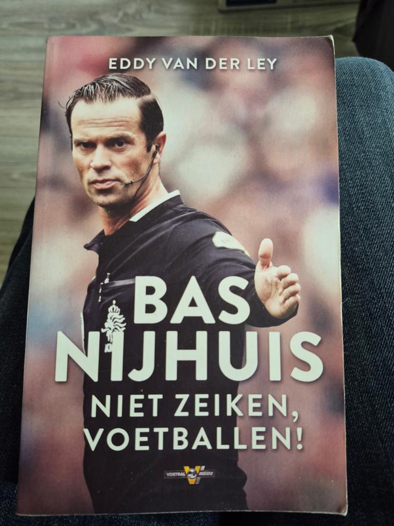 Bas Nijhuis: Niet Zeiken, Voetballen! (Voetbal Inside), Ophalen of Verzenden, Gelezen, Eddy van der Ley, Balsport