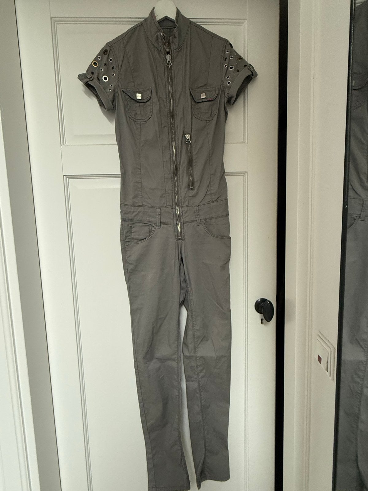 Stijlvolle Grijze Jumpsuit merk MET, decoratieve oogjes Mt S, Kleding | Dames, Jumpsuits, Verzenden, Zo goed als nieuw, Maat 36 (S)
