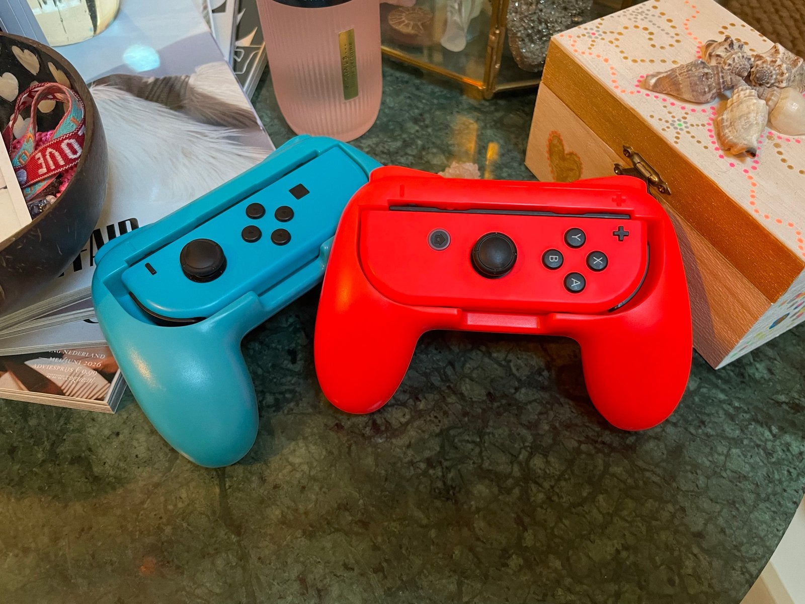 Nintendo Switch Joy-Con Grips (Rood & Blauw) - ALLEEN HOUDER, Ophalen of Verzenden, Gebruikt, Overige modellen, Hoesje, Tasje of Behuizing