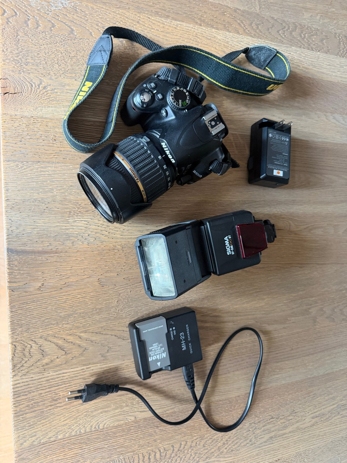 Nikon D3000 met Tamron 18-200mm lens en flitser, Gebruikt, Spiegelreflex, Oplader, Nikon