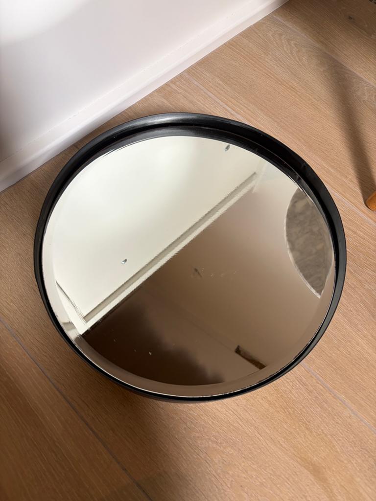 Zwarte stalen ronde spiegel van Zuiver 35.5cm doorsnee, Huis en Inrichting, Woonaccessoires | Spiegels, Ophalen, Minder dan 50 cm