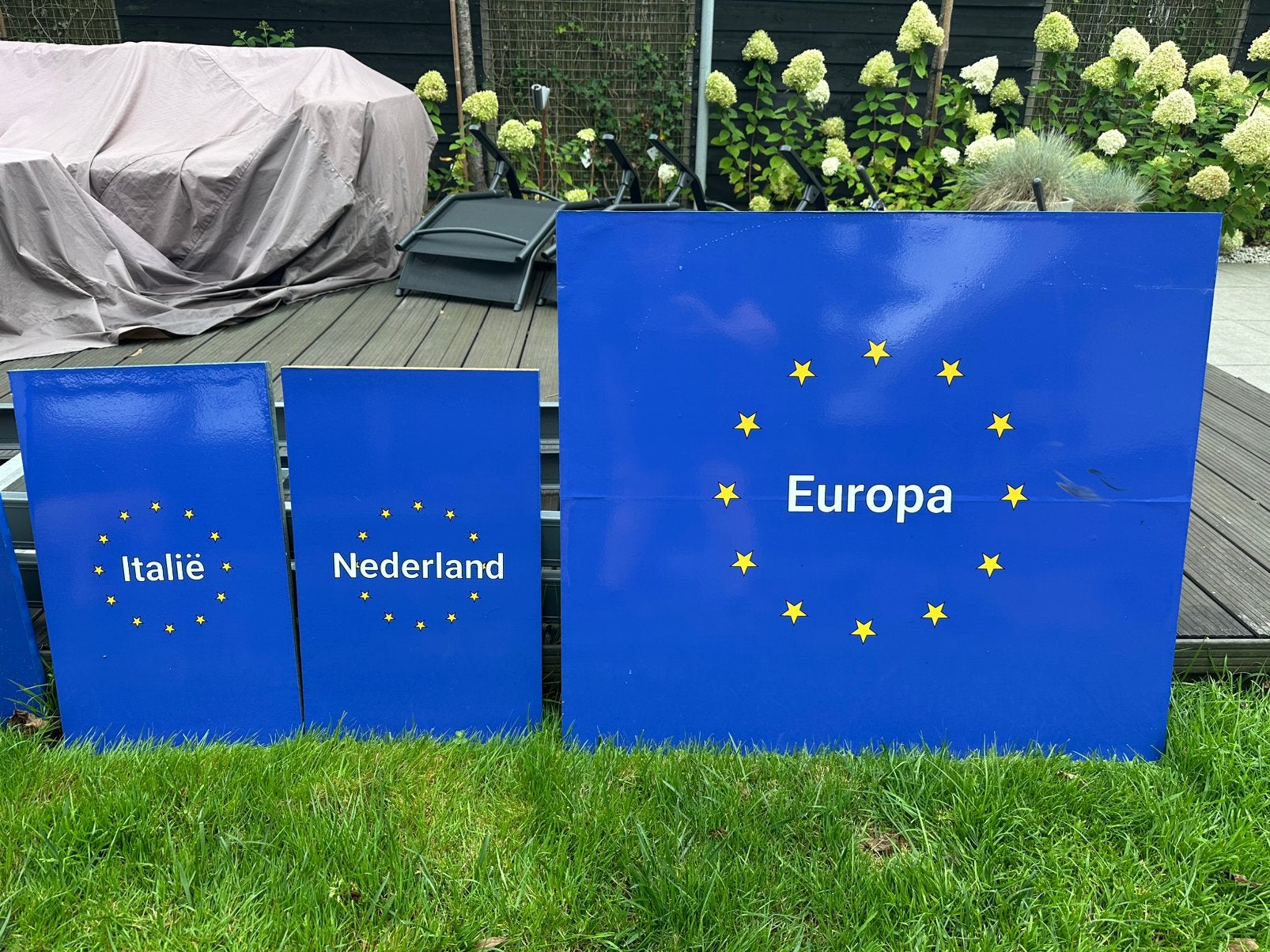 Eu borden voor straatversiering, Ophalen, Zo goed als nieuw