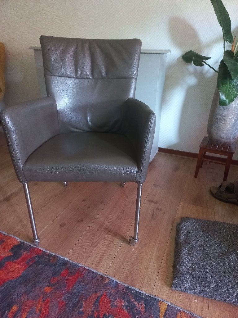 Eetkamer stoelen leer 4 st met wielen, taupekleur, Huis en Inrichting, Stoelen, Ophalen, Overige kleuren, Zo goed als nieuw, Vier