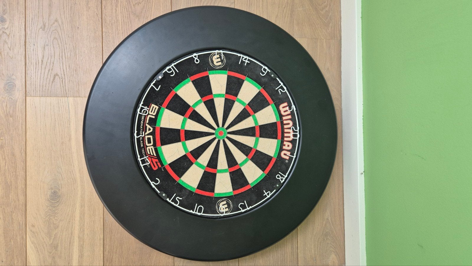 Winmau Blade 5 Dartbord met Zwarte Surround Beschermring, Ophalen, Zo goed als nieuw, Dartbord