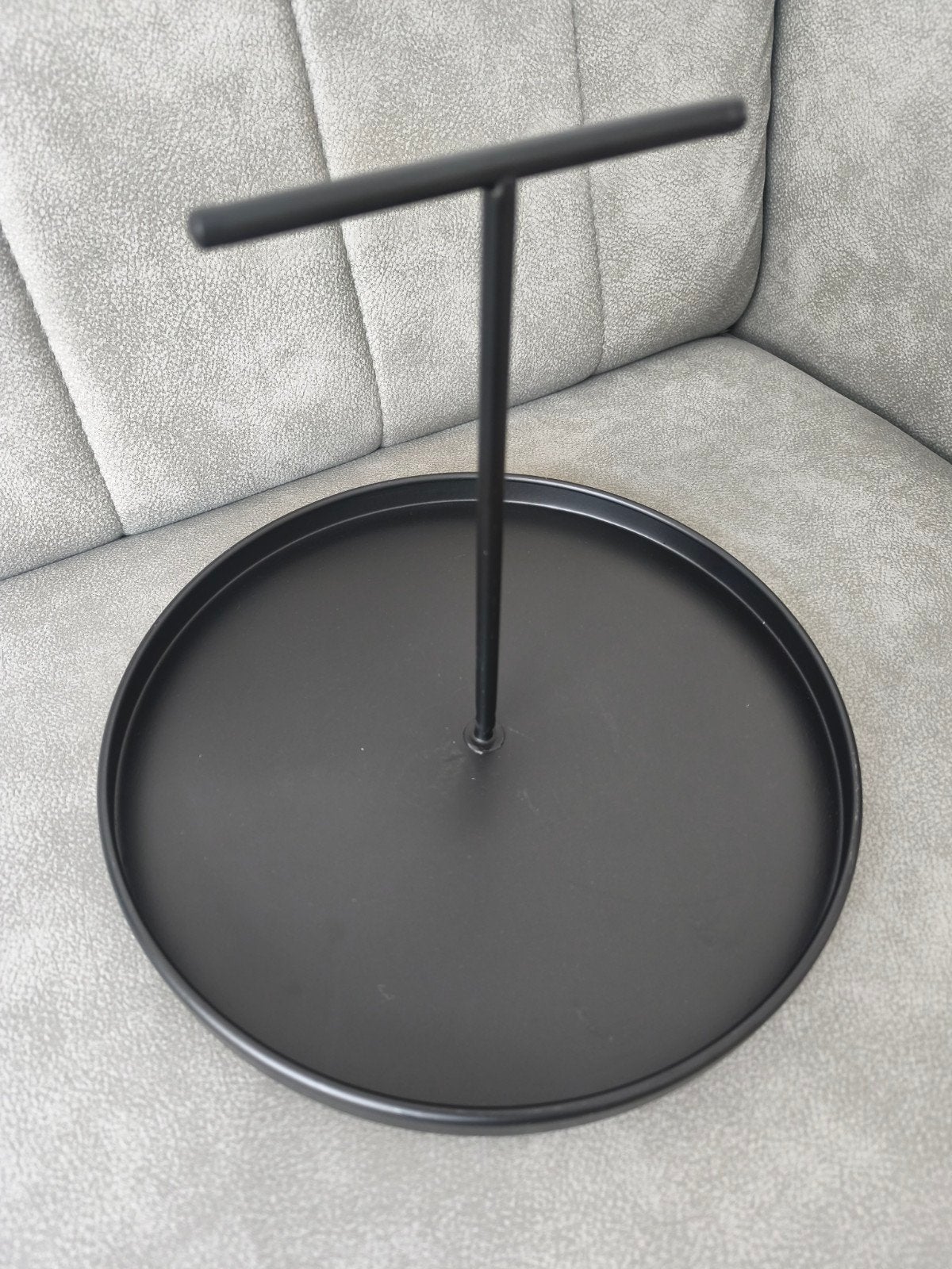 Te koop, mooi rond zwart metalen dienblad met handvat., Ophalen, Met opstaande rand, Rond, Zo goed als nieuw