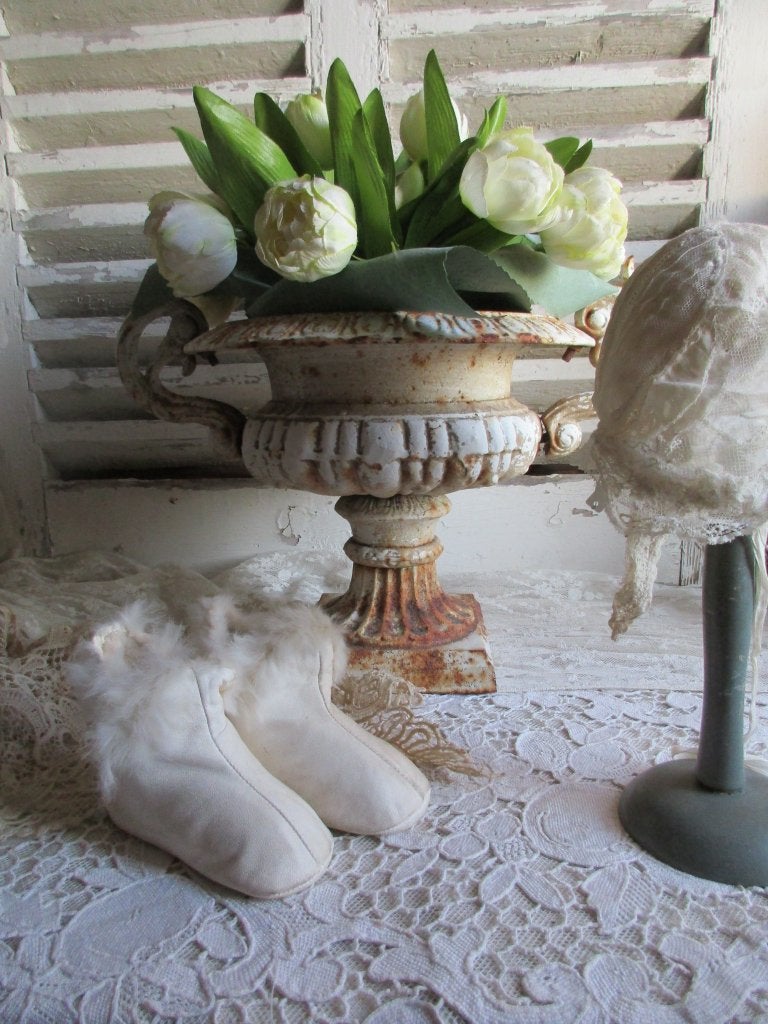 oude babyschoentjes met zwanendons *Marries*, Verzenden