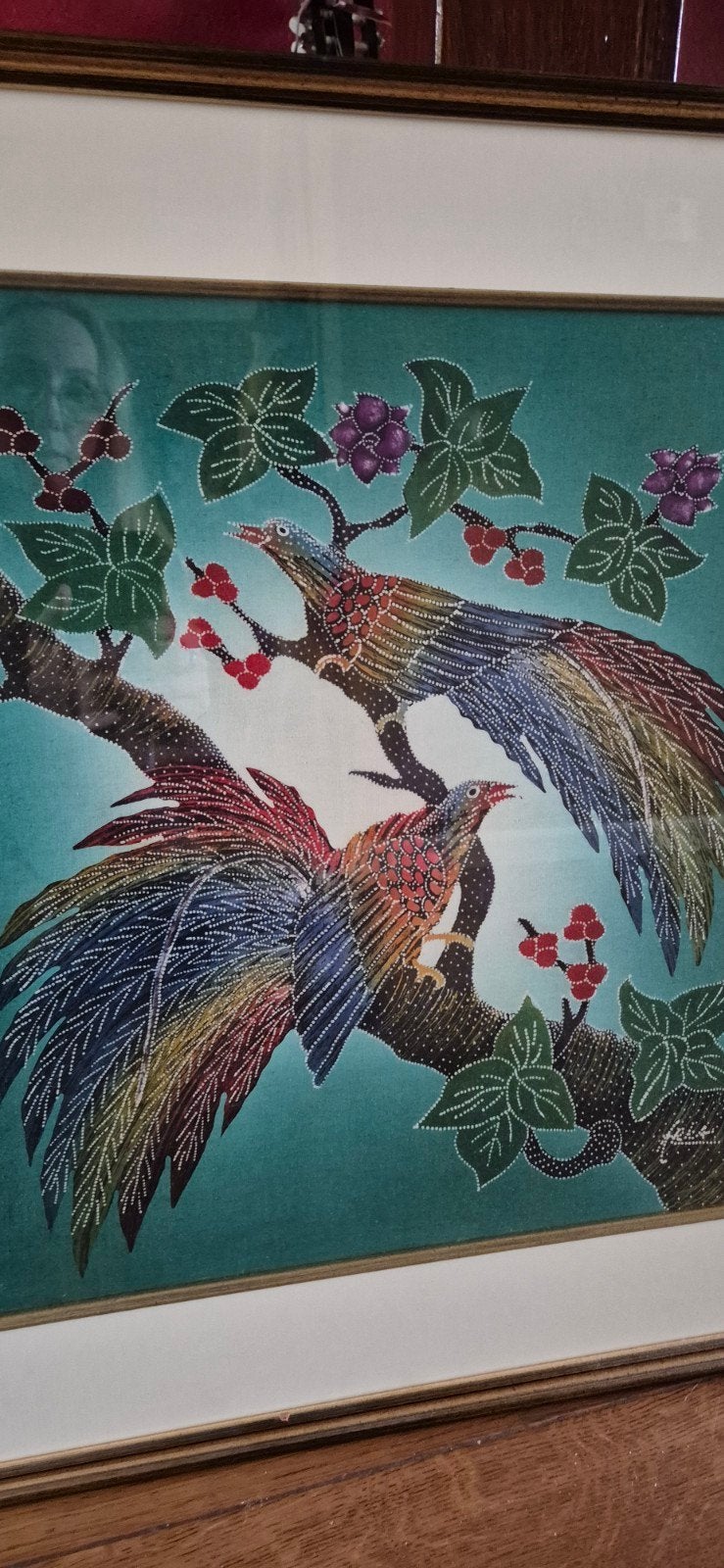 Batik Schilderij: Twee Kleurrijke Vogels op Tak (61x63cm), Antiek en Kunst, Ophalen of Verzenden, Achter glas, Batik, Dieren