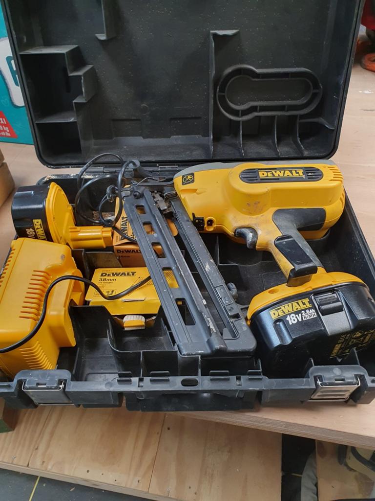 DeWalt Spijker/Nietmachine met Accu en Oplader, Ophalen