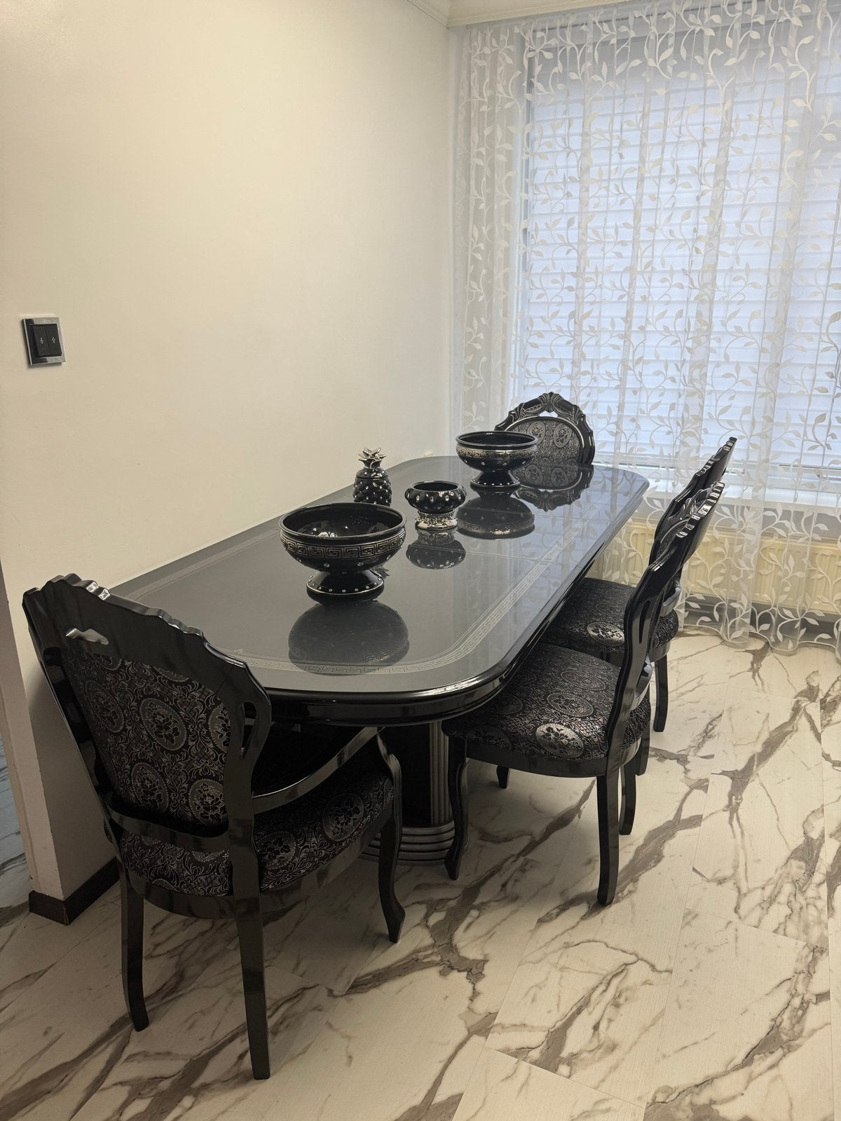 Italiaanse hoogglans eettafel met 4 barok stoelen, Huis en Inrichting, Ophalen, Overige materialen, Rond, 200 cm of meer
