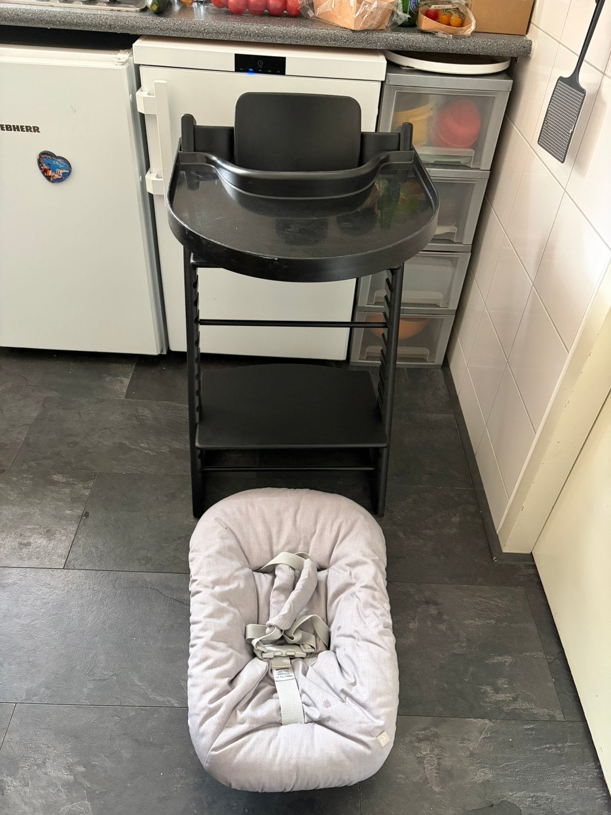 Stokke tripp trapp nieuw model zwart babyset tray newborn, Ophalen, Zo goed als nieuw, Meegroeistoel