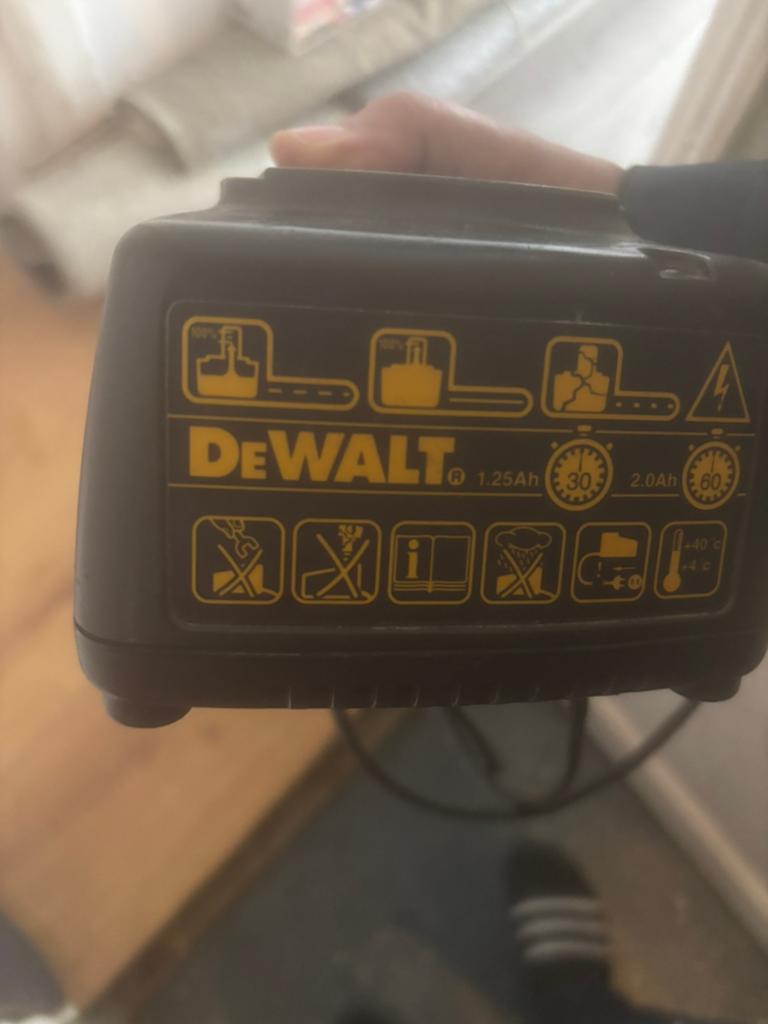 DeWalt DE9107 Acculader voor 8.0-20V accu's, Ophalen, Gebruikt, Minder dan 400 watt, Overige typen