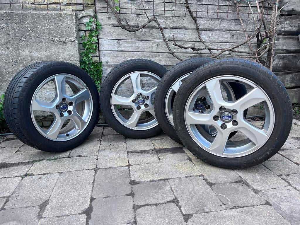 Volvo 17 inch lichtmetalen velgen met zomerbanden. V60, Gebruikt, Banden en Velgen, 17 inch, Ophalen of Verzenden