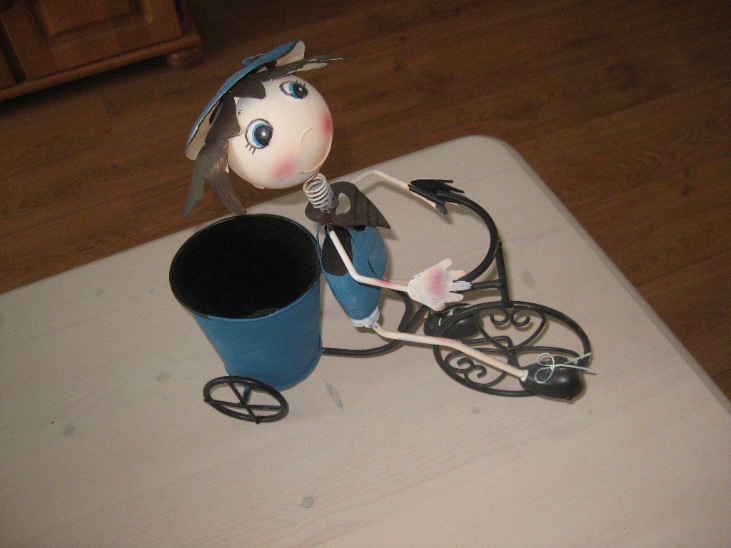 plantenpotje van poppetje op fiets, Tuin en Terras, Ophalen, Binnen, Zo goed als nieuw, Metaal