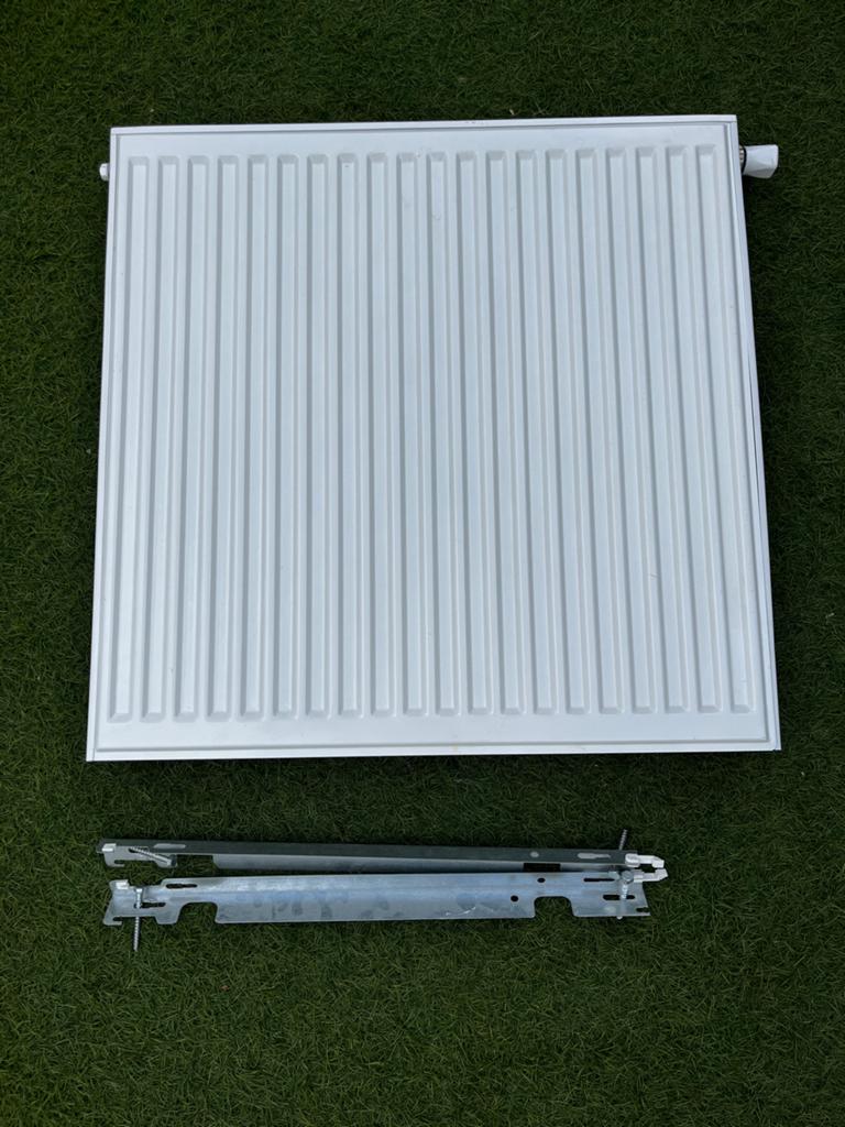 Compacte radiator 70x70x10cm met thermostaat, Doe-het-zelf en Verbouw, Verwarming en Radiatoren, Ophalen, 30 tot 80 cm, 500 tot 800 watt