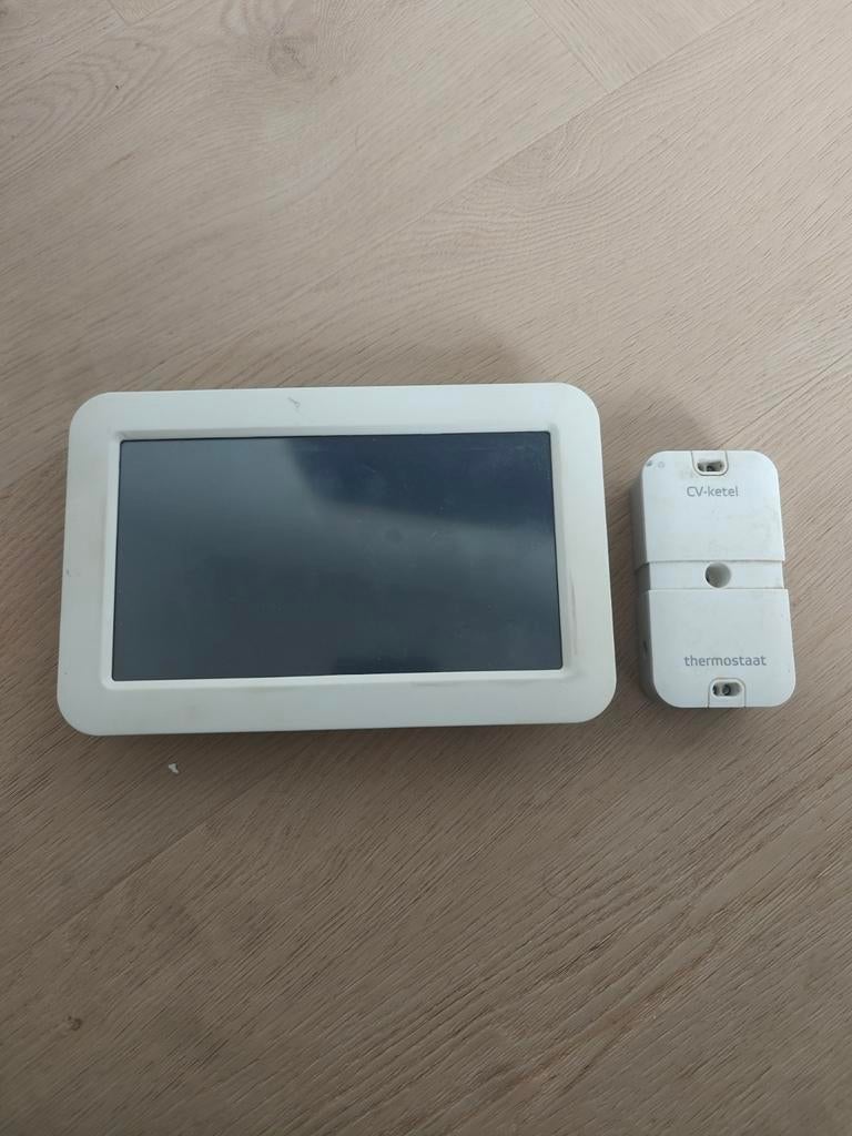 Eneco Toon ROOT slimme thermostaat met CV-ketel module p1, Ophalen of Verzenden, Slimme thermostaat, Gebruikt
