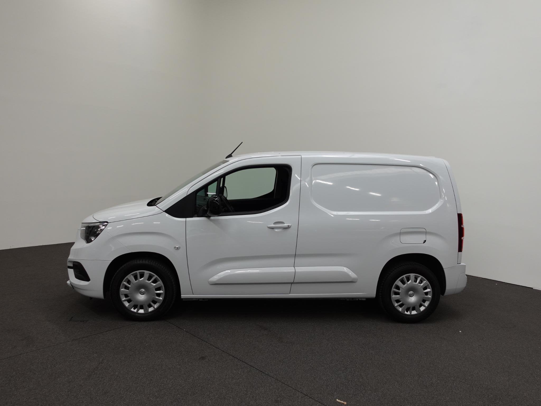Opel Combo 130pk L1 Automaat Apple Carplay Trekhaak Parkeers, Auto's, Bestelauto's, 1350 kg, Stof, 4 cilinders, Wit