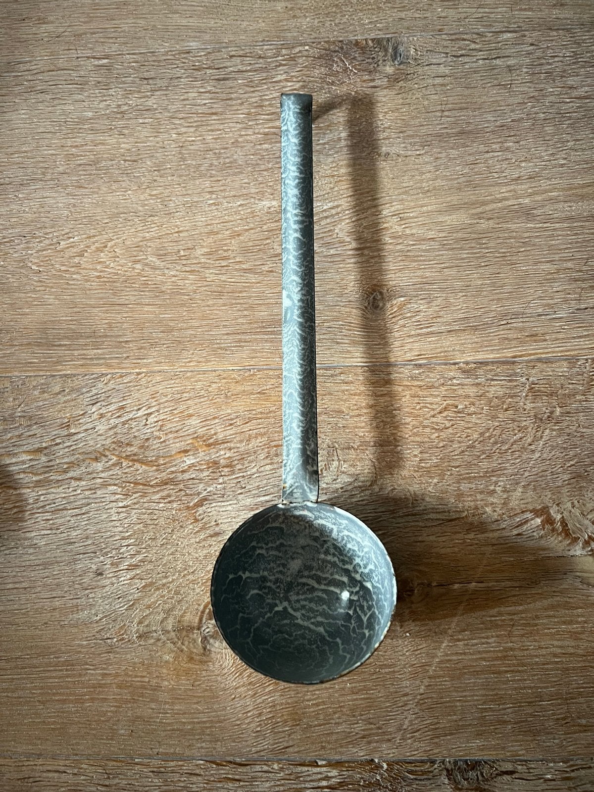 Antieke emaille soeplepel - grijs gevlekt, Antiek en Kunst, Ophalen of Verzenden