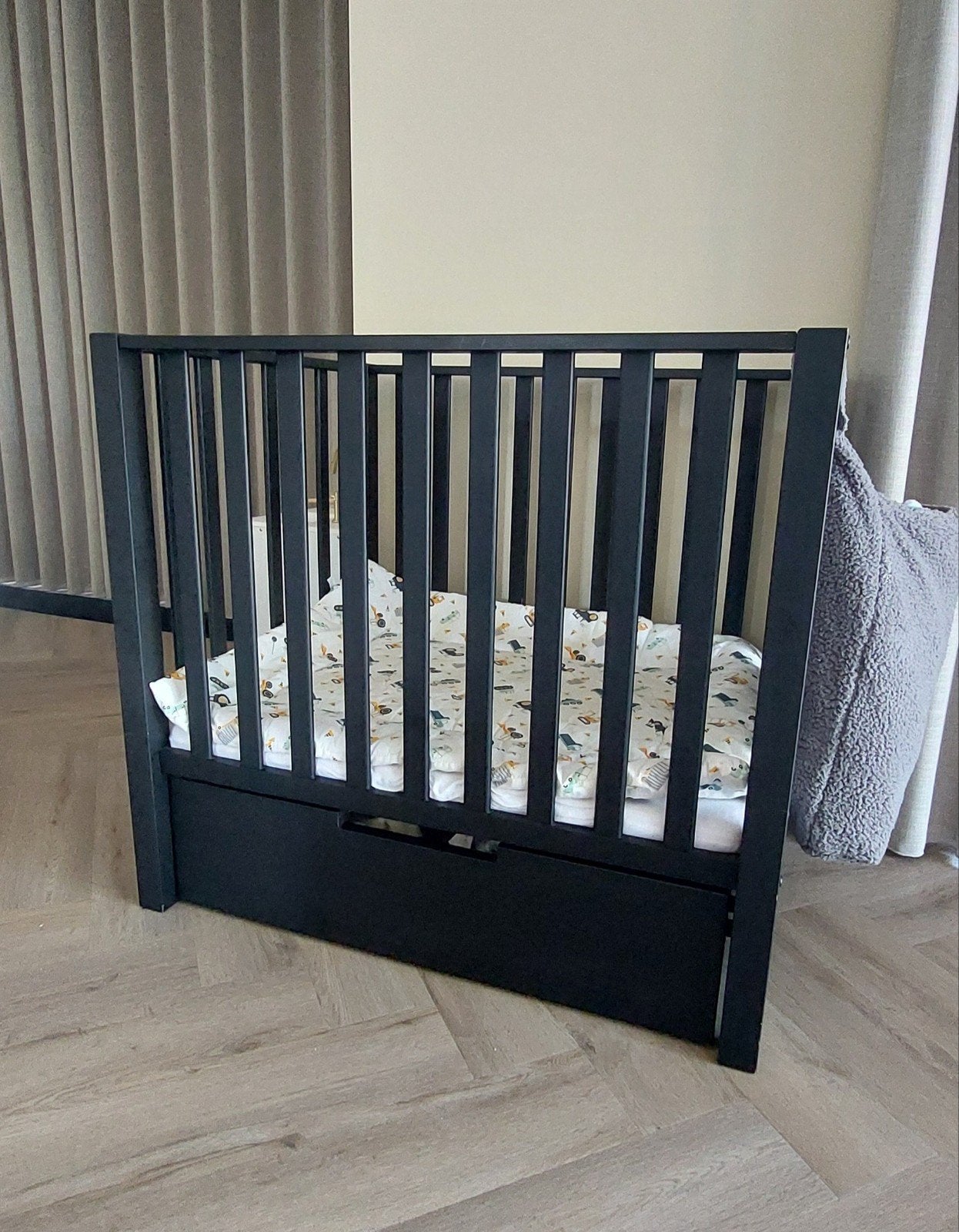 Europe Baby box Mees zwart met opberglade, Ophalen, Zo goed als nieuw, Boxkleed