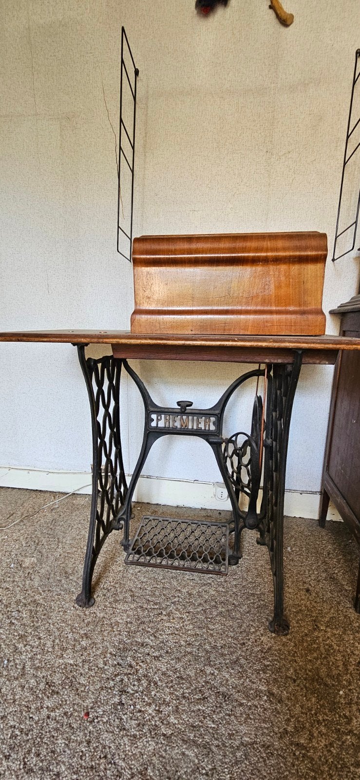 Antieke Premier Naaimachine met Houten Kast en Tafel, Antiek en Kunst, Antiek | Naaimachines, Ophalen