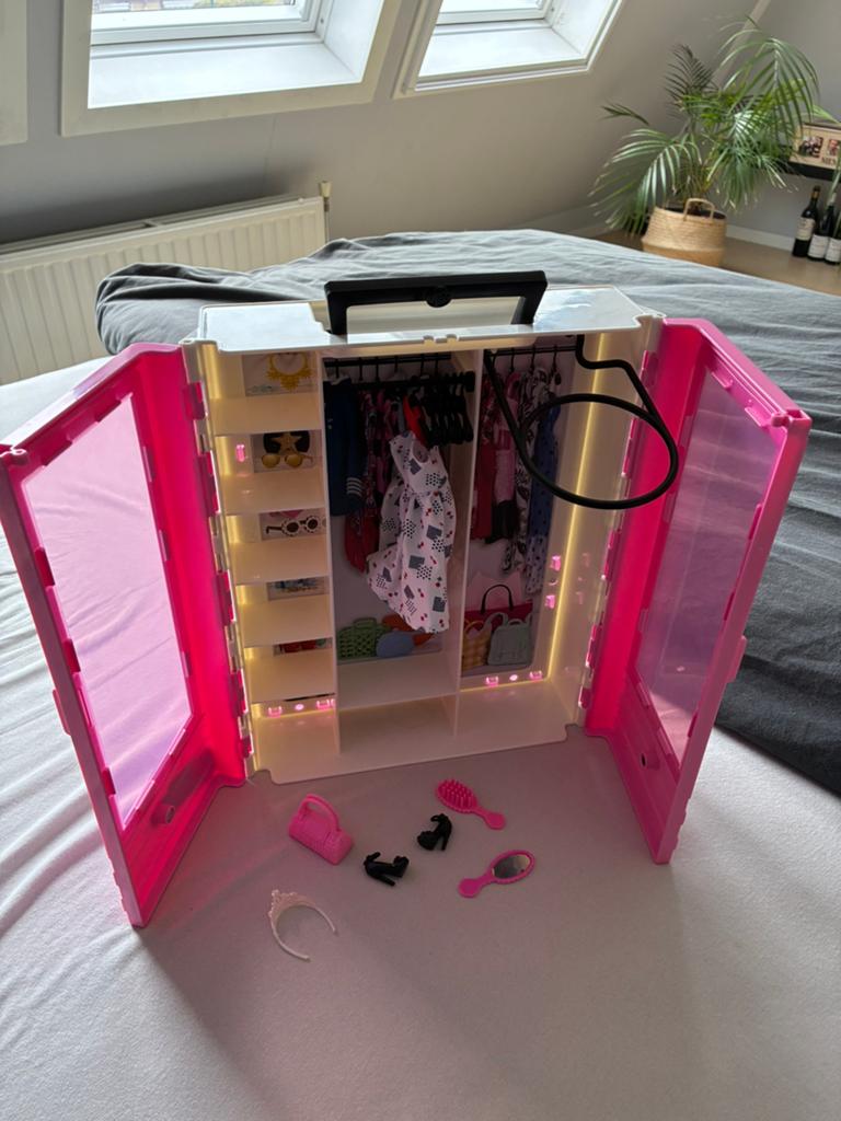 Barbie kledingkast, Kinderen en Baby's, Speelgoed | Poppen, Ophalen, Nieuw, Barbie