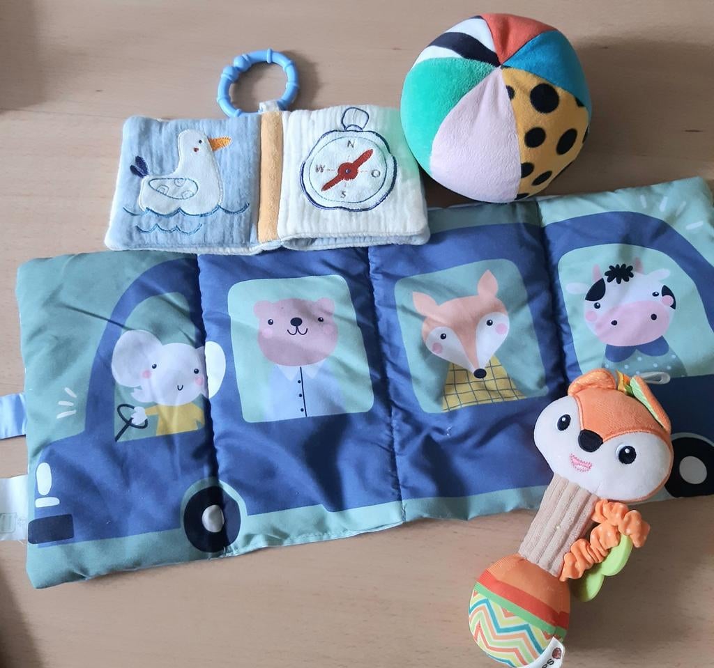 Leuke set baby zacht speelgoed: boekje, bal en rammelaar, Kinderen en Baby's, Speelgoed | Knuffels en Pluche, Gebruikt, Met geluid