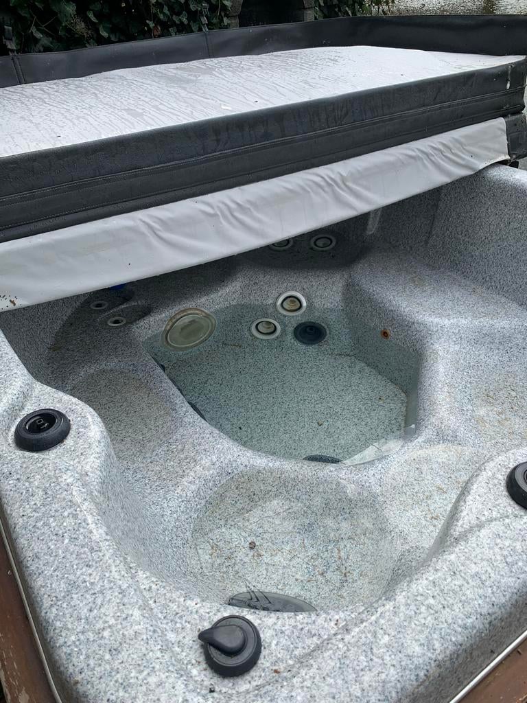 Jacuzzi/Spa met nagenoeg nieuwe cover en bedieningspaneel, Tuin en Terras, Bubbelbaden en Hottubs, Gebruikt, Vast, Afdekzeil, Ophalen