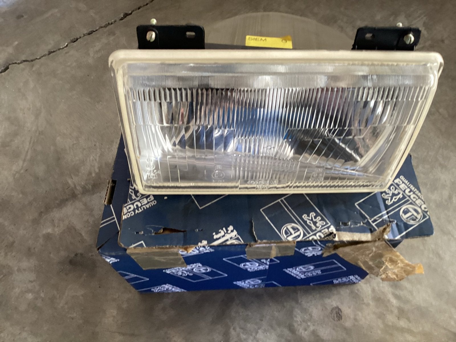 Linker koplamp Peugeot 104 - Nieuw in doos, Ophalen of Verzenden, Nieuw, Peugeot