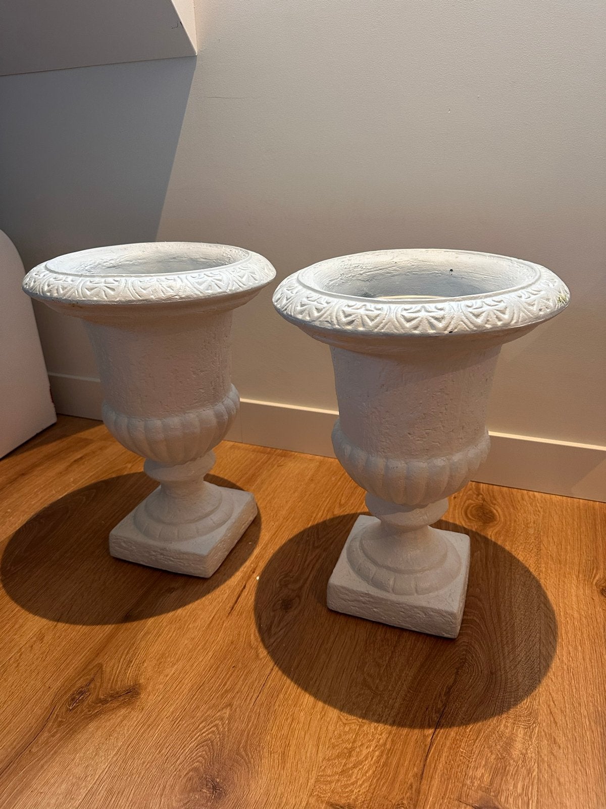 2 Witte Franse Versailles Vazen Kunststof Bruiloft Decoratie, Huis en Inrichting, Woonaccessoires | Vazen, Ophalen, Gebruikt, Wit