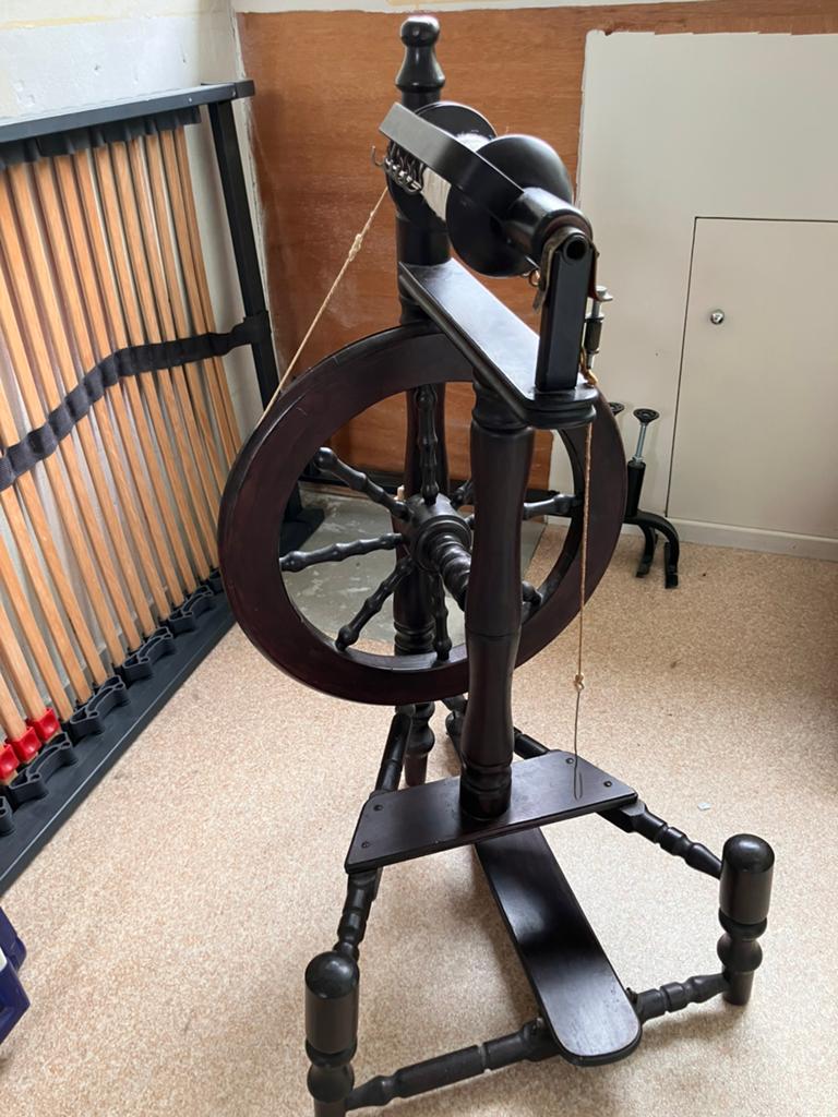 Oud maar goed spinnend spinnenwiel OPHALEN, Hobby en Vrije tijd, Spinnewielen en Spinnen, Ophalen, Gebruikt, Spinnewiel