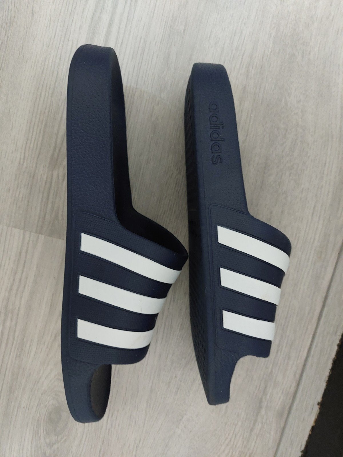 Adidas Adilette slippers - Donkerblauw met witte strepen, Slippers, Ophalen of Verzenden, Gedragen, Blauw
