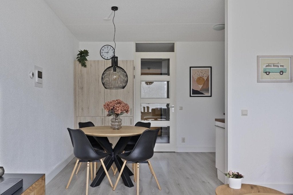 Eettafel massief eiken rond 110cm, zwarte kruispoot, Ophalen, Zo goed als nieuw, Vier personen, 100 tot 150 cm