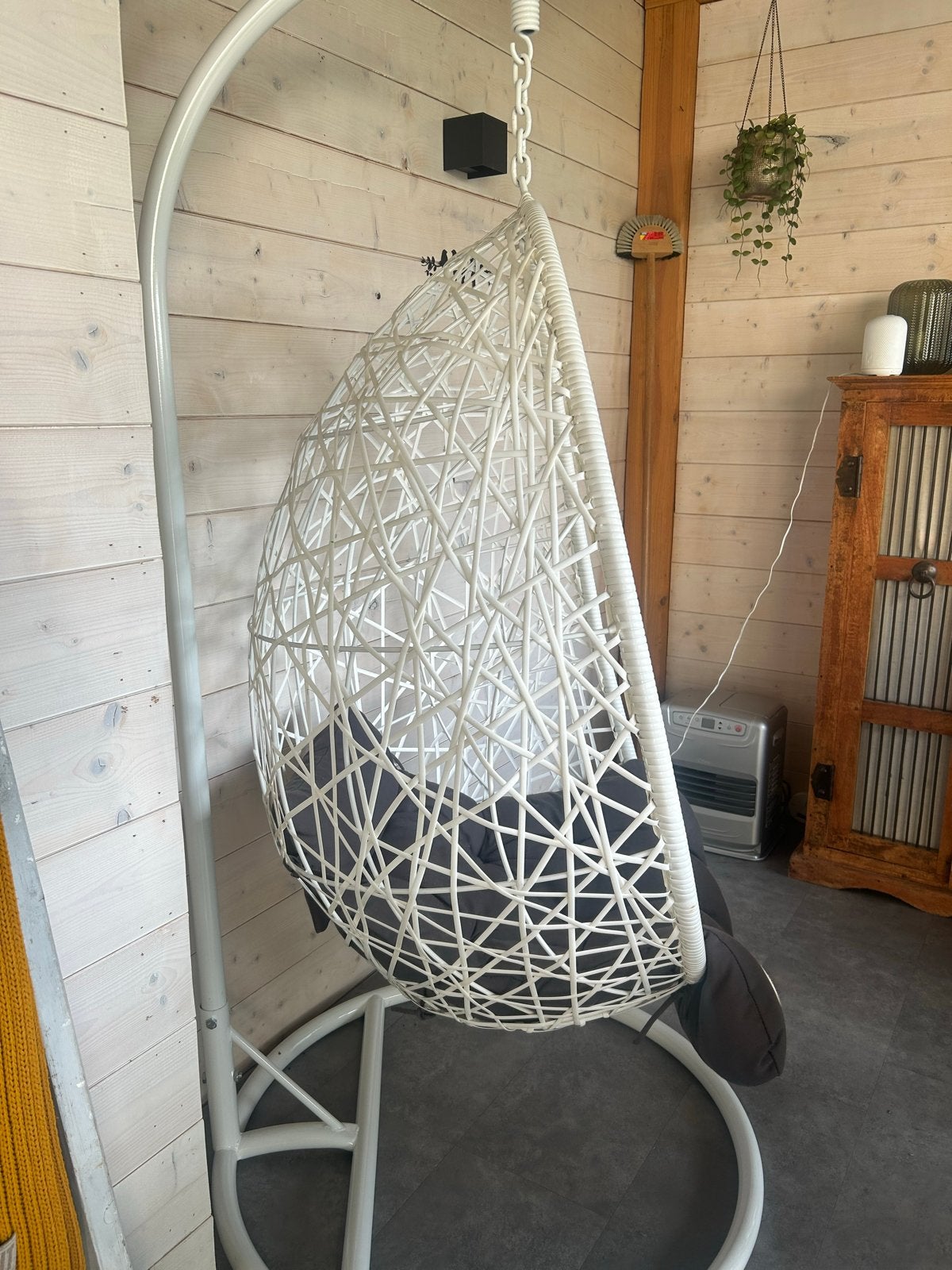 Witte hangstoel met standaard en kussen, Ophalen, Kunststof, Gebruikt, Wit