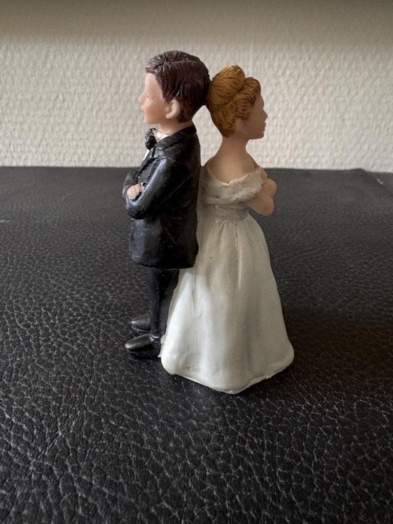 taart topper huwelijk trouwen met rug tegen elkaar, Ophalen of Verzenden, Nieuw, Versiering, Geboorte of Huwelijk