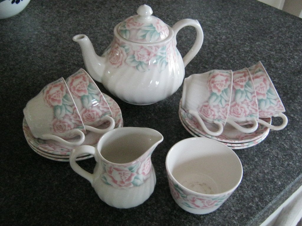 Engels Servies kan. 5 kopjes 6 schoteltjes Melkkan suikerpot, Verzenden, Zo goed als nieuw, Overige stijlen, Kop(pen) en/of Schotel(s)