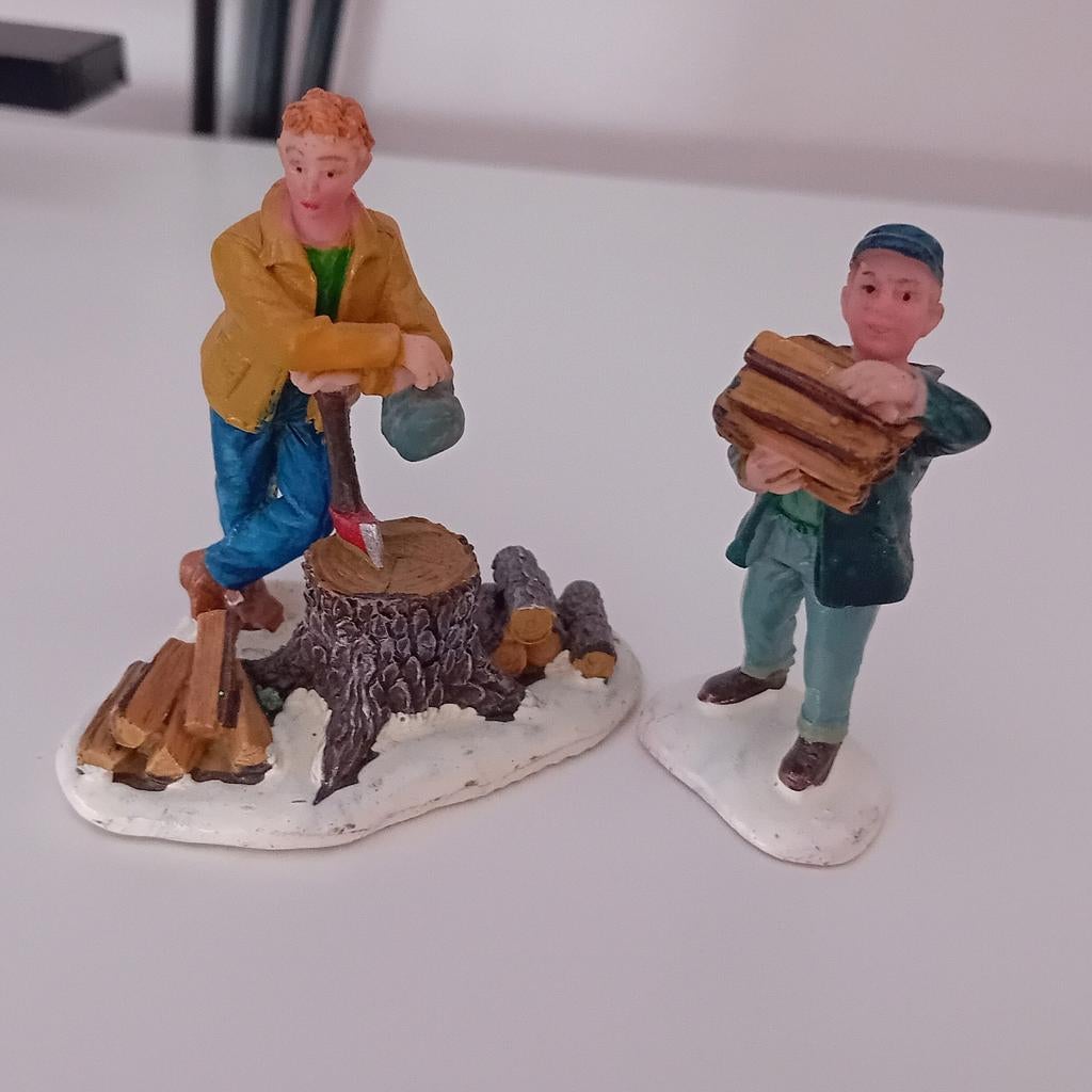 Lemax helping dad, Lemax figuur retired voor Kerstdorp, Diversen, Ophalen of Verzenden