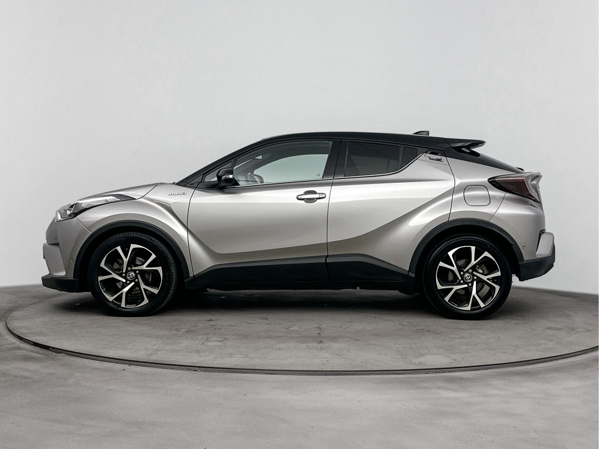 Toyota C-HR 1.8 Hybrid Bi-Tone Plus | JBL Audio | Parkeersen, 12 maanden, Stof, 4 cilinders, 122 pk
