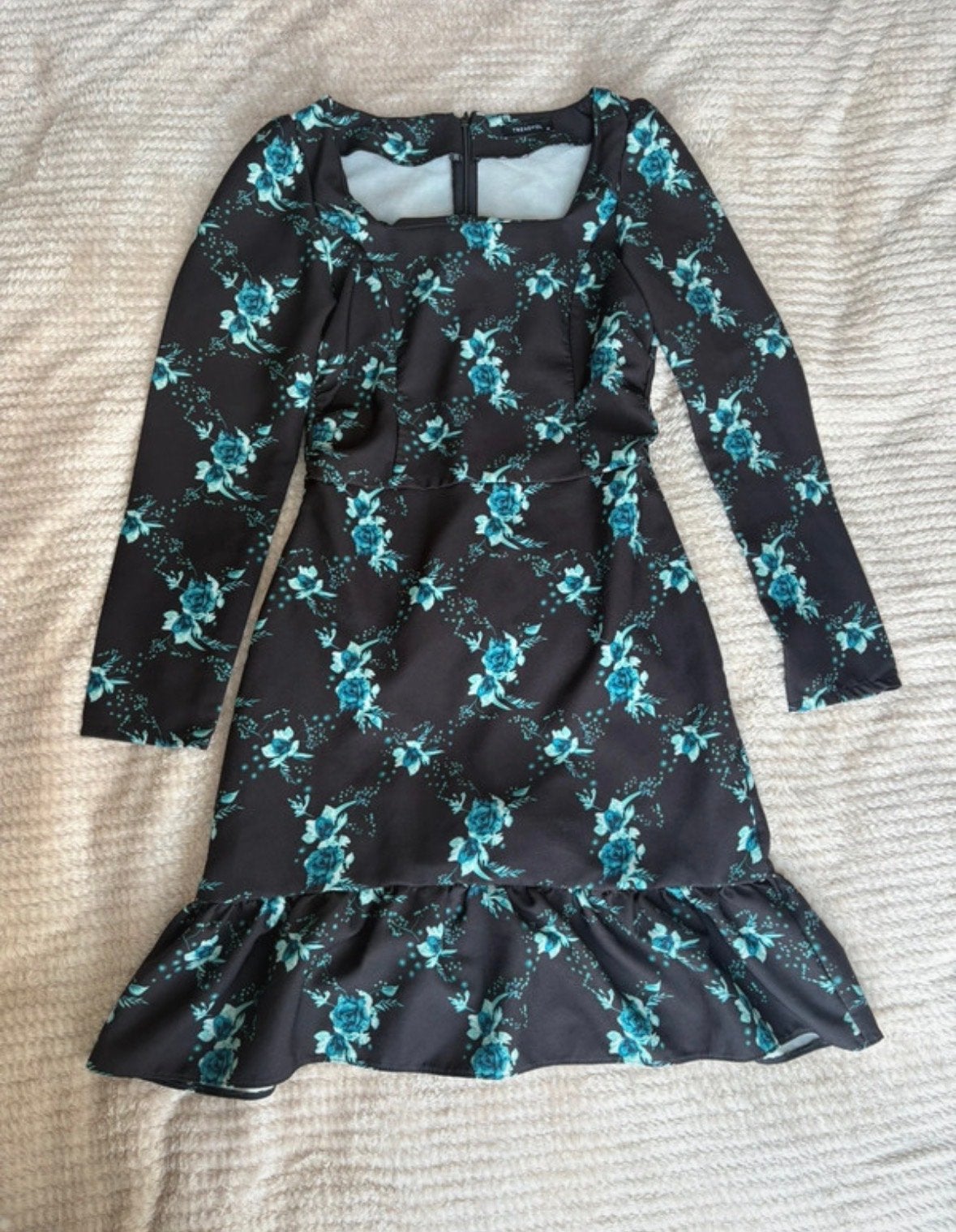 Trendyol jurk met bloemenprint en ruches, Zwart, Ophalen of Verzenden, Zo goed als nieuw, Knielengte