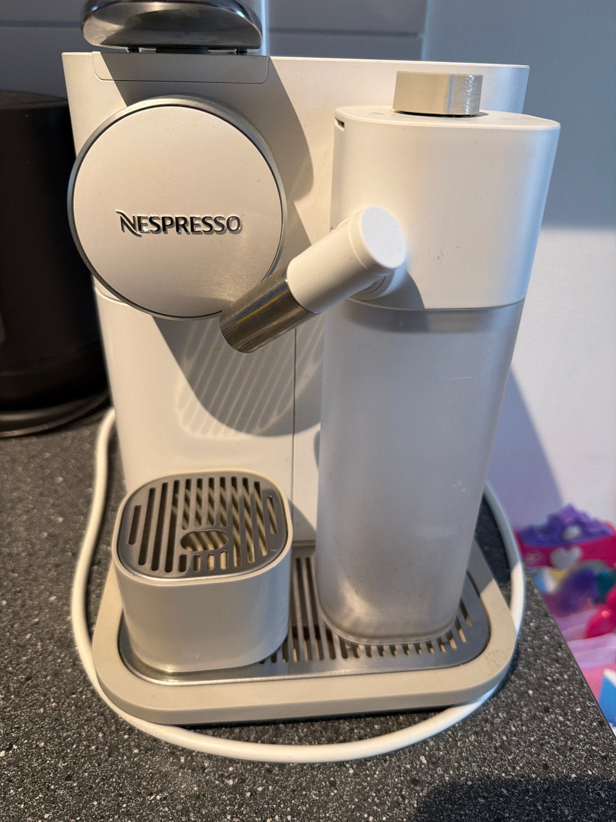 Nespresso De'Longhi Lattissima One Koffiemachine, Witgoed en Apparatuur, Koffiezetapparaten, Ophalen, Koffiemachine, Zo goed als nieuw