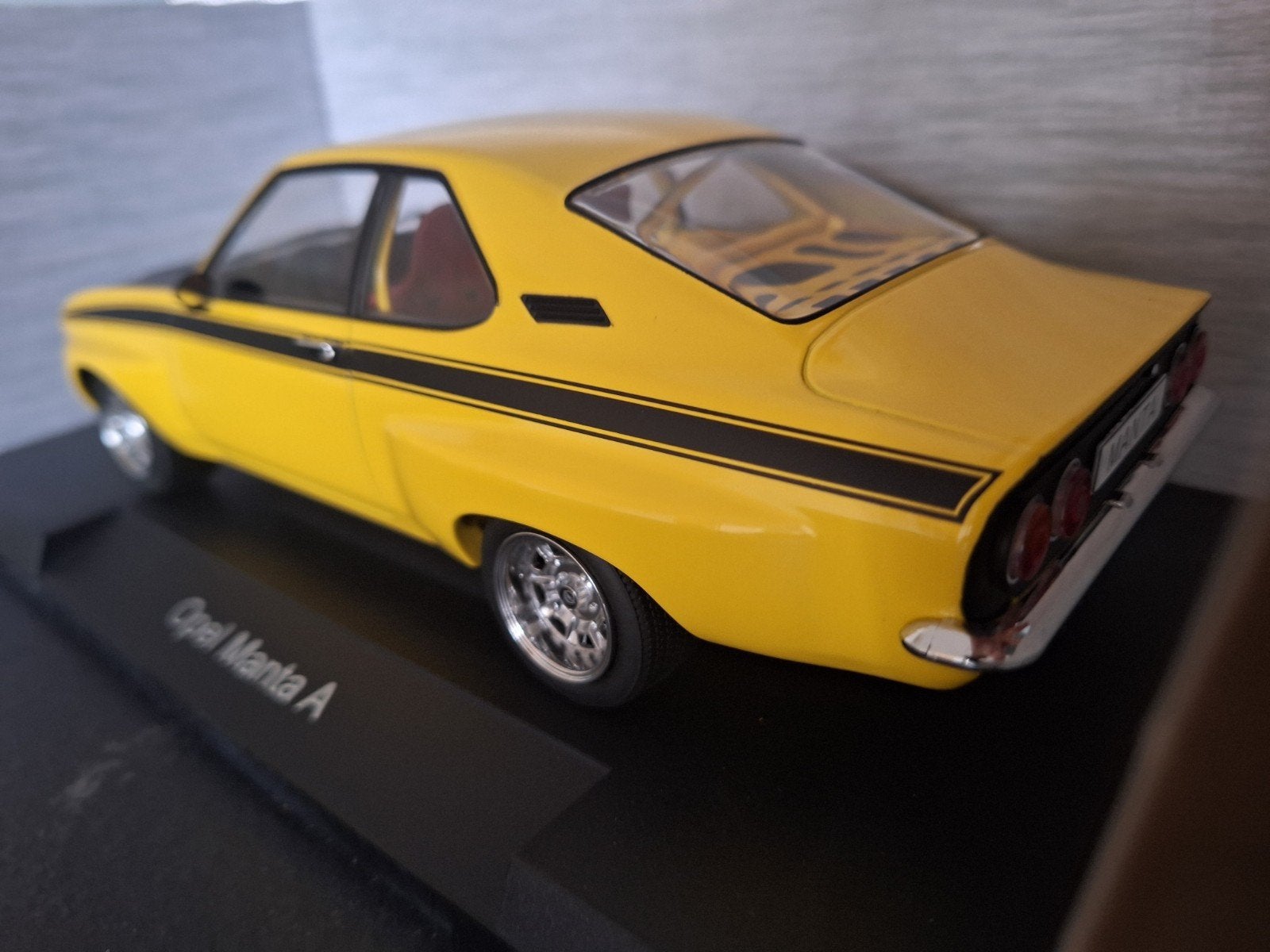 Opel Manta A 1974 Schaal 1:18, Hobby en Vrije tijd, Modelauto's | 1:18, Overige merken, MCG, Nieuw, Ophalen of Verzenden