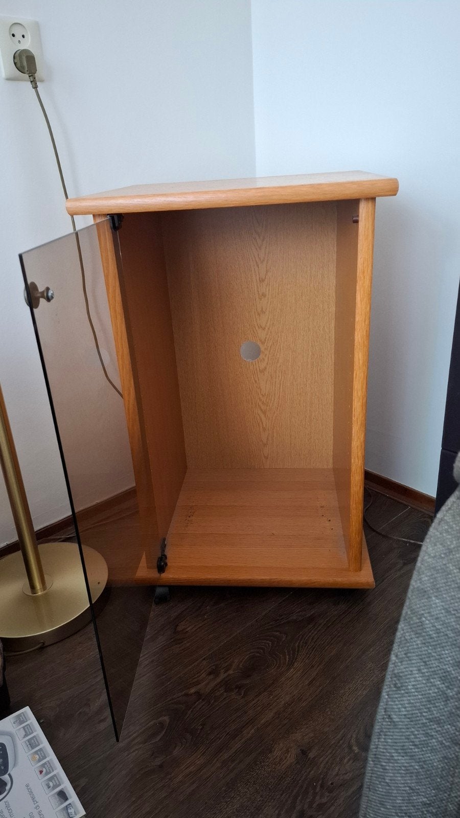 Houten kastje met glazen deur op wieltjes, Ophalen, Minder dan 50 cm, Gebruikt, Modern, functioneel