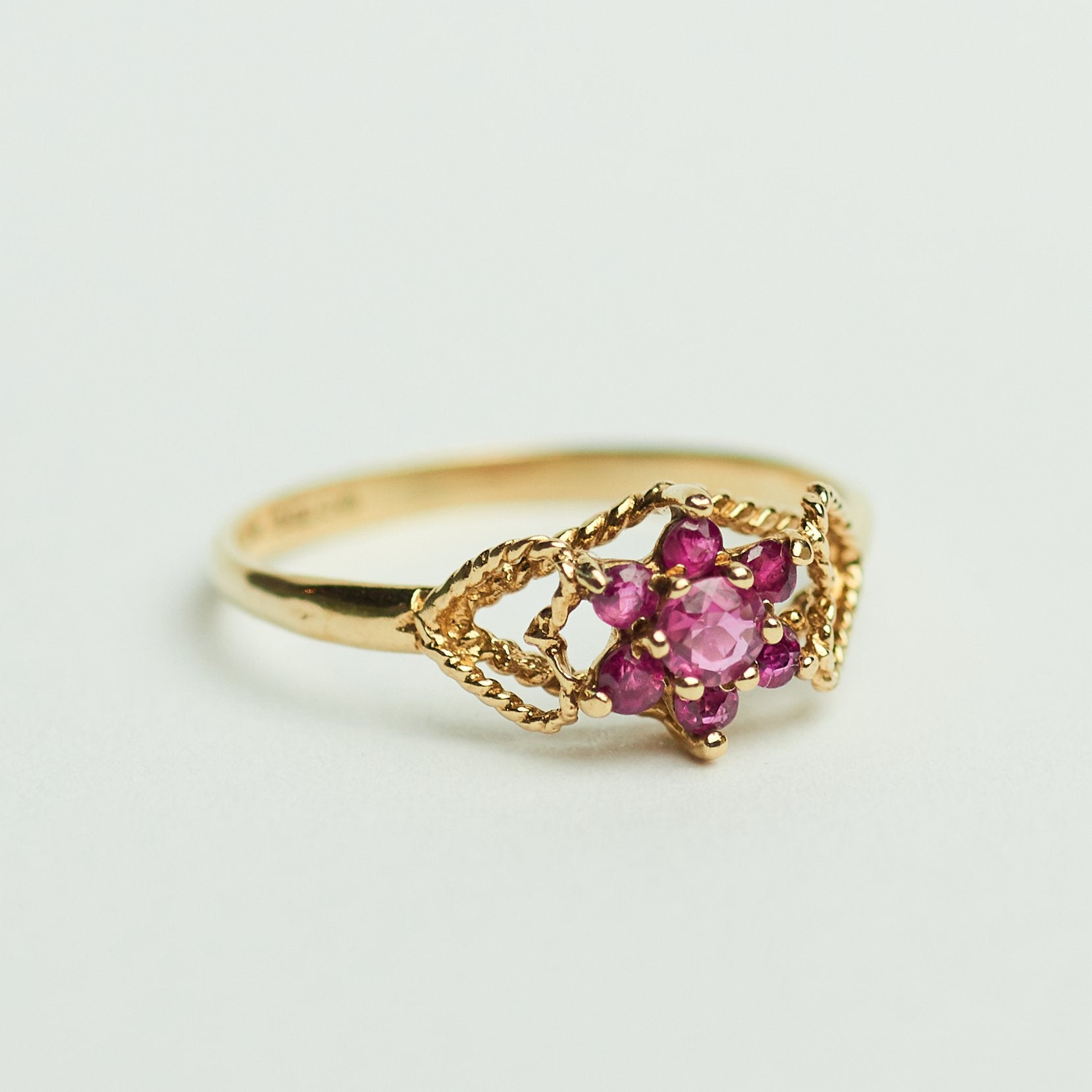 Vintage gouden ring met robijn bloem 9 karaat engeland, Ophalen of Verzenden, Zo goed als nieuw, 17 tot 18, Met edelsteen