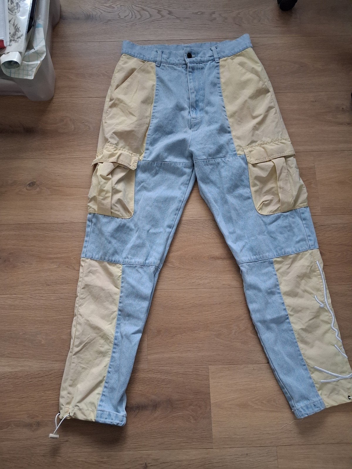 Karl Kani Spijkerbroek met Beige Cargo Details - Maat L, Karl Kani, Overige kleuren, Overige jeansmaten, Ophalen of Verzenden
