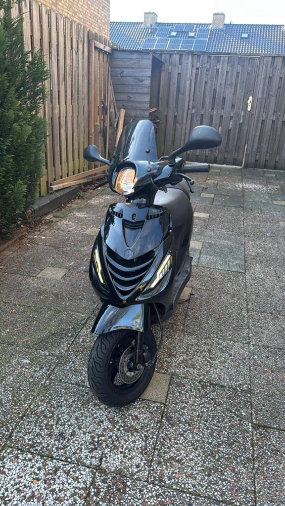 Zip 80cc met begrenzer, Fietsen en Brommers, Scooters | Piaggio, Gebruikt, Zip, Maximaal 25 km/u, Benzine, Ophalen