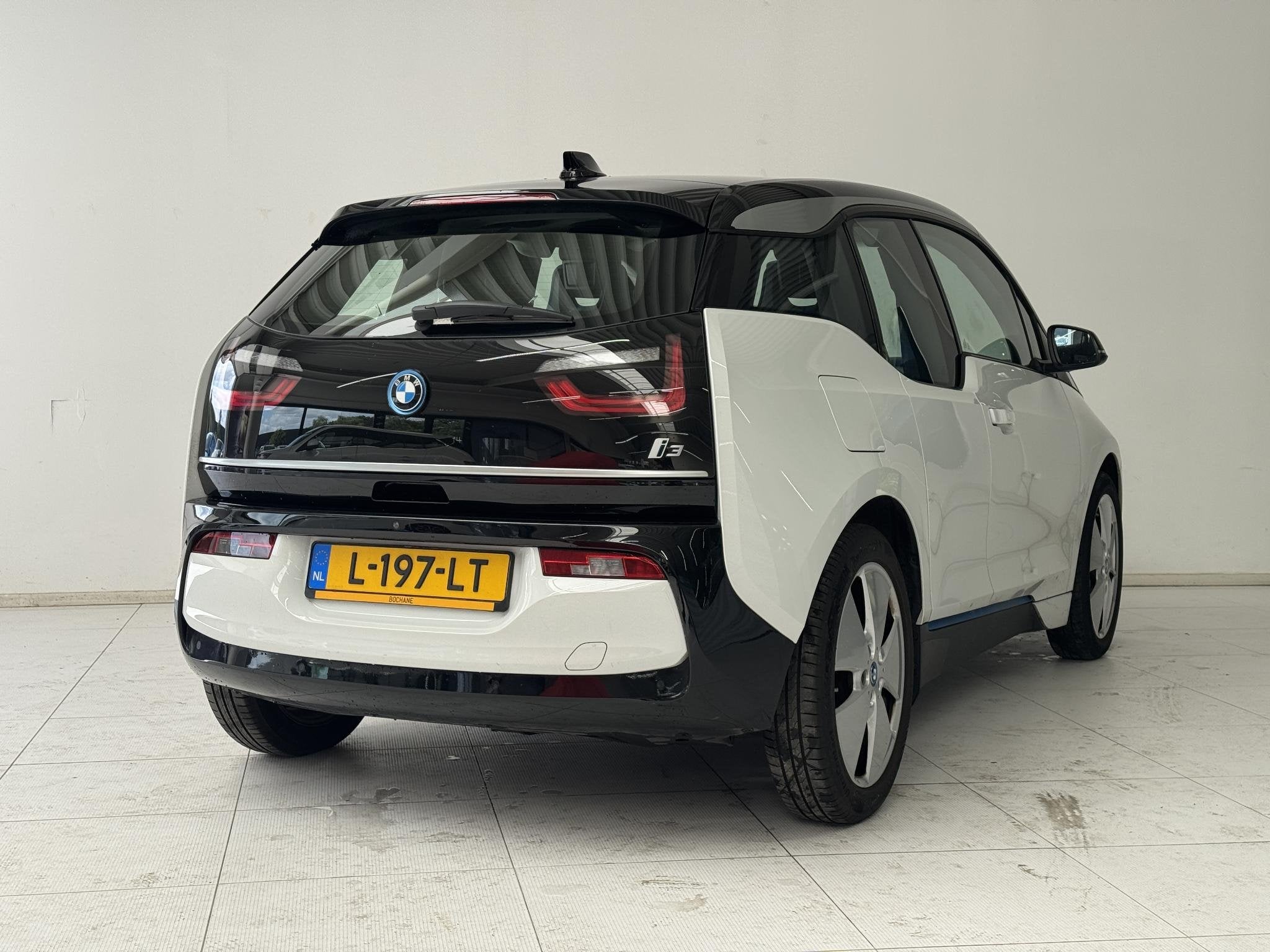 BMW i3 Basis 120Ah 42 kWh | Navigatie | Camera | Stoelverwar, Auto's, Huisgarantie, Met garantie (alle), 4 stoelen, 258 min