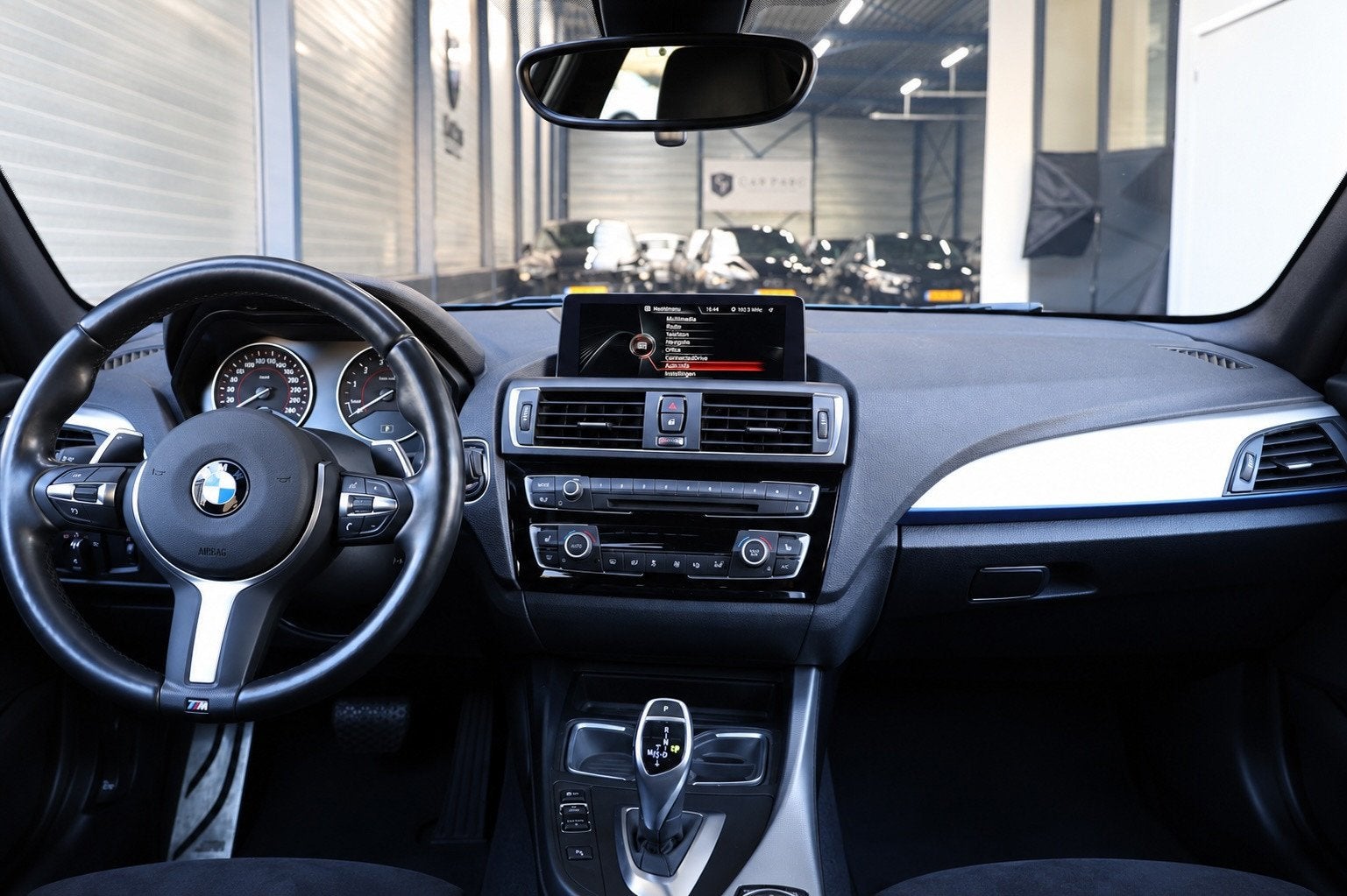 BMW 1-serie M135i 327+PK LED/SCHUIFDAK/ALCANTARA+S.VERWARMIN, Auto's, Dealer onderhouden, Achterwielaandrijving, Gebruikt, Euro 6