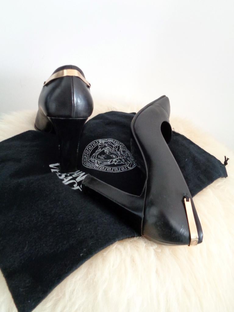 Gianni Versace 100% leren pumps met gouden Medusa 39, Kleding | Dames, Schoenen, Zo goed als nieuw, Pumps, Zwart, Ophalen of Verzenden