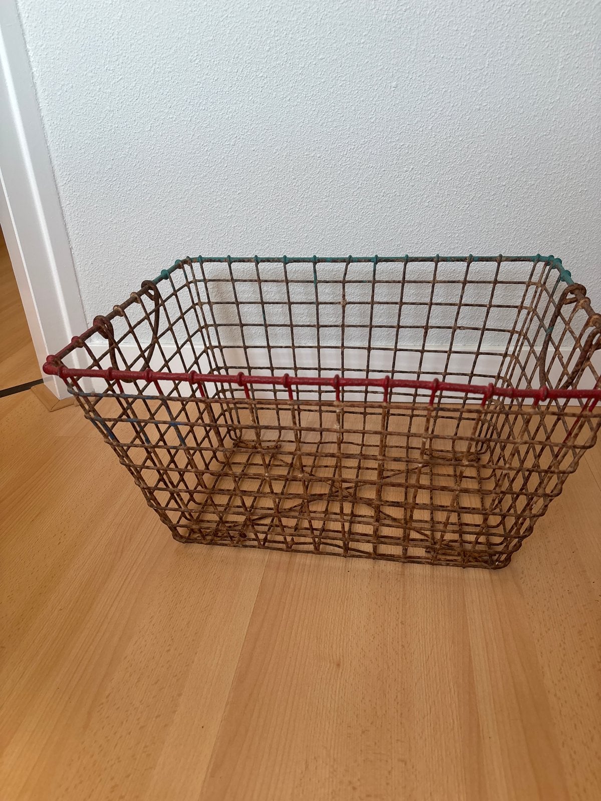 Brocante mand van metaal, 51 bij 40, hoogte ongeveer 26 cm., Ophalen