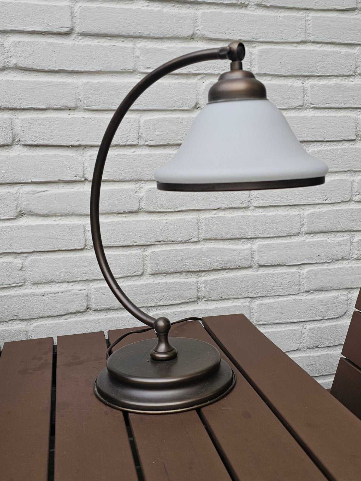 Klassieke tafellamp met witte glazen kap, Ophalen, Met schakelaar, Gebruikt, E27 (groot)